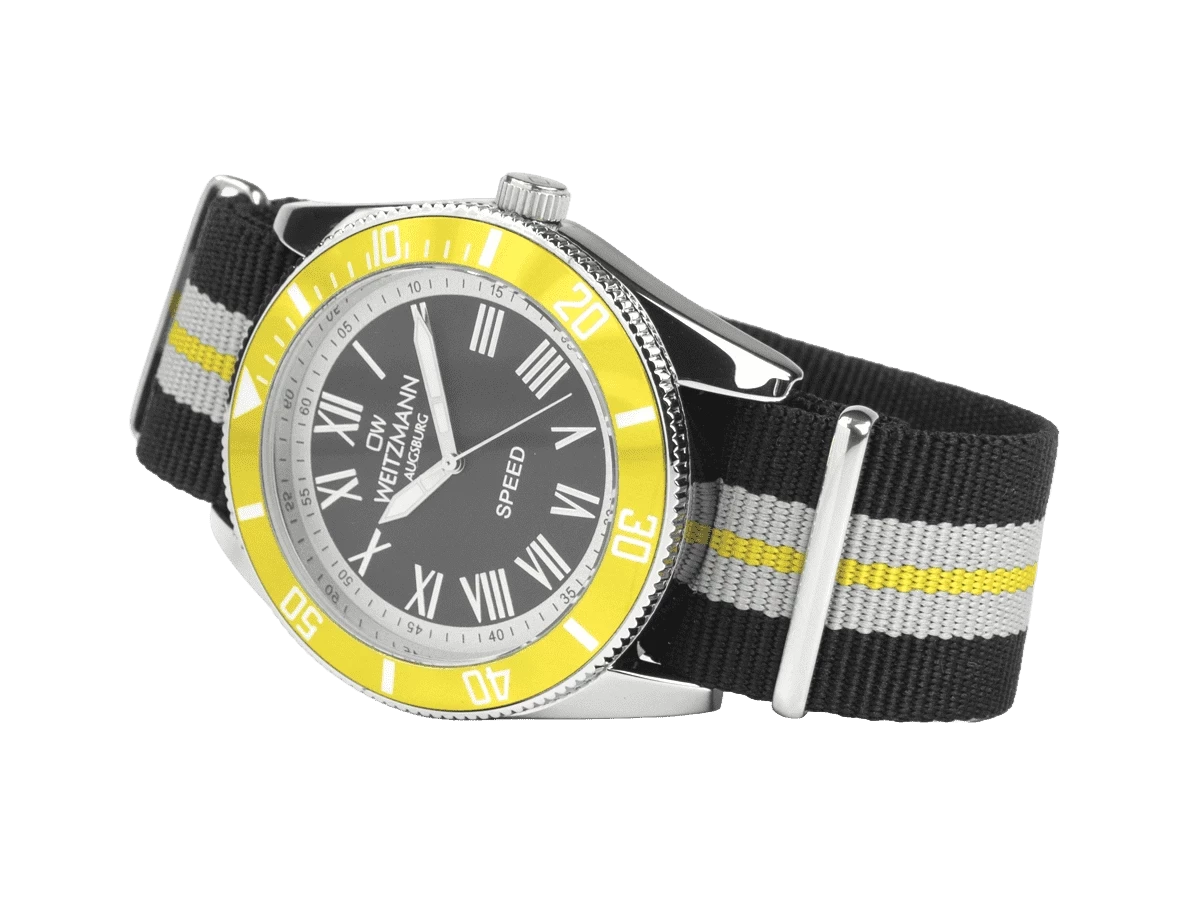 Bundle 1 • Herren-Uhren /// Cool, attraktive Trend-Uhr, gold, Echtlederband braun / Monte Carlo, topaktuelle Mode-Uhr, mit olivgrünem Zifferblatt, mit Milanaise-Band / Geschenkt dazu: Speed, aktuelle Unisex Armband-Uhr, gestreiftes Natoband, gelbe Lünette - Bild 16