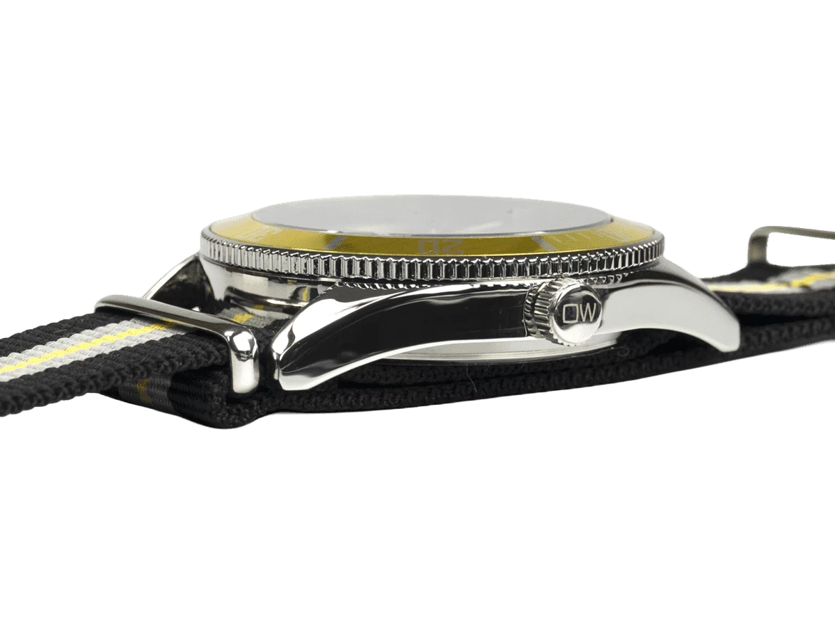 Bundle 1 • Herren-Uhren /// Cool, attraktive Trend-Uhr, gold, Echtlederband braun / Monte Carlo, topaktuelle Mode-Uhr, mit olivgrünem Zifferblatt, mit Milanaise-Band / Geschenkt dazu: Speed, aktuelle Unisex Armband-Uhr, gestreiftes Natoband, gelbe Lünette - Bild 17